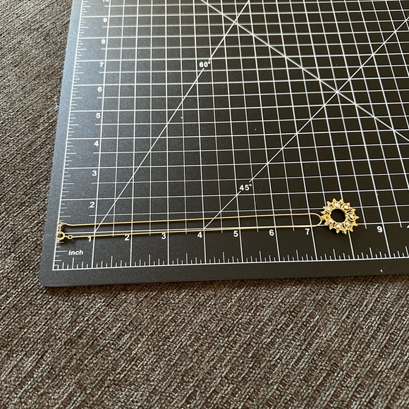 Gold tone wreath shape charm necklace - Picture 3 of 4